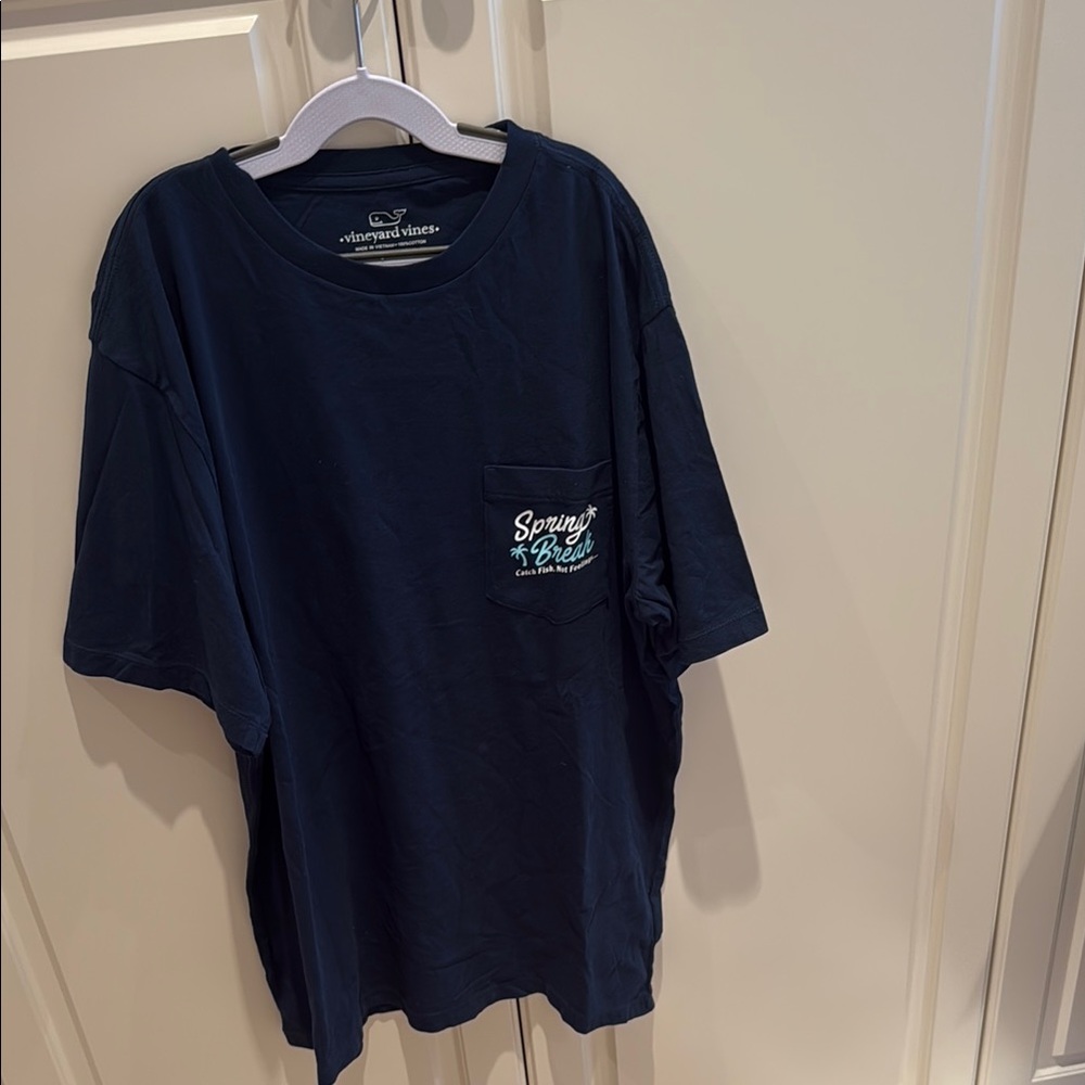 Vineyard Vines Navy T-Shirt with Graphic Pocket.Design says “Spring Break “ Med